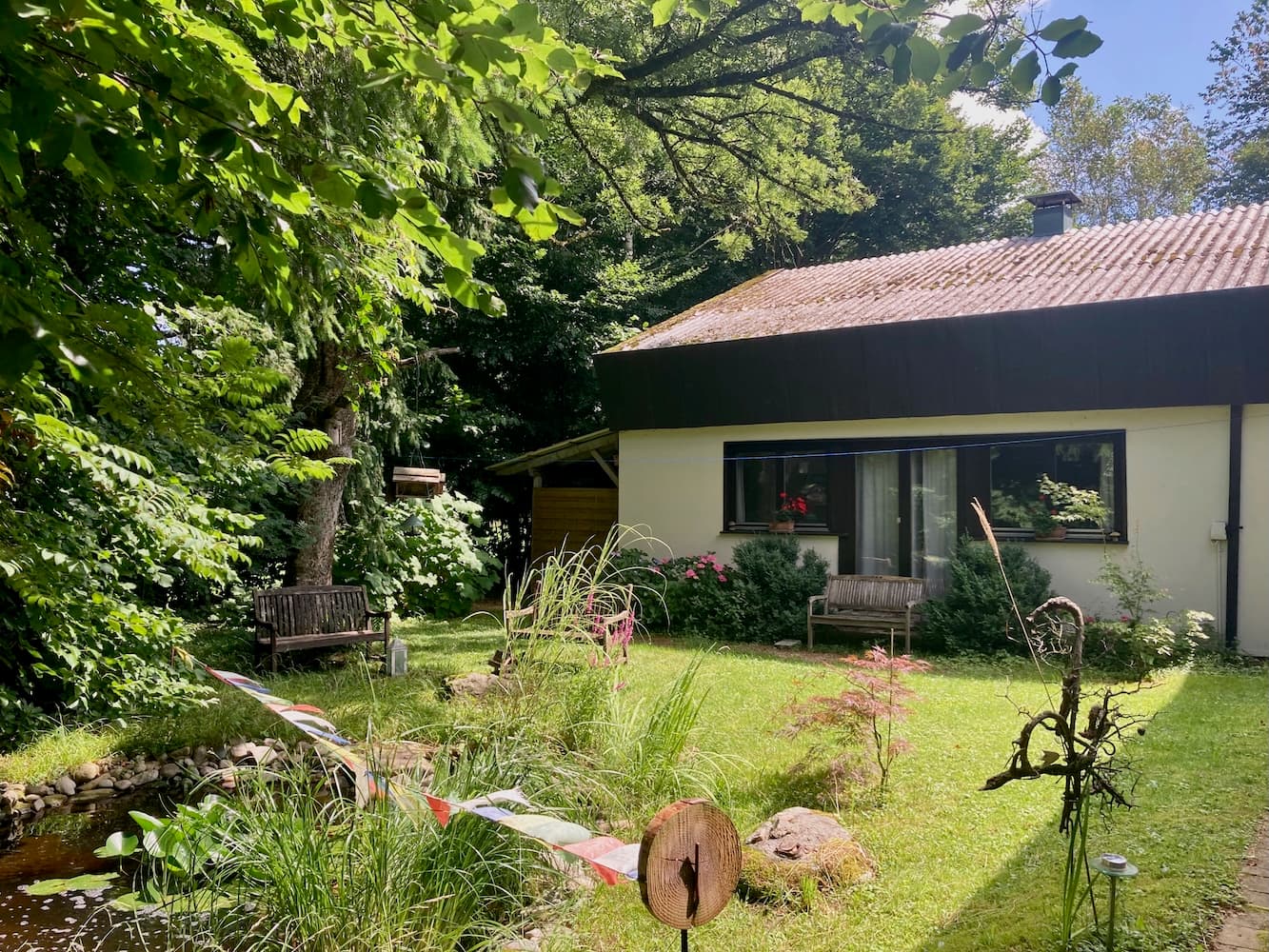 Parkähnliche Gartenanlage mit altem Baumbestand und gepflegten Rasenjflächen