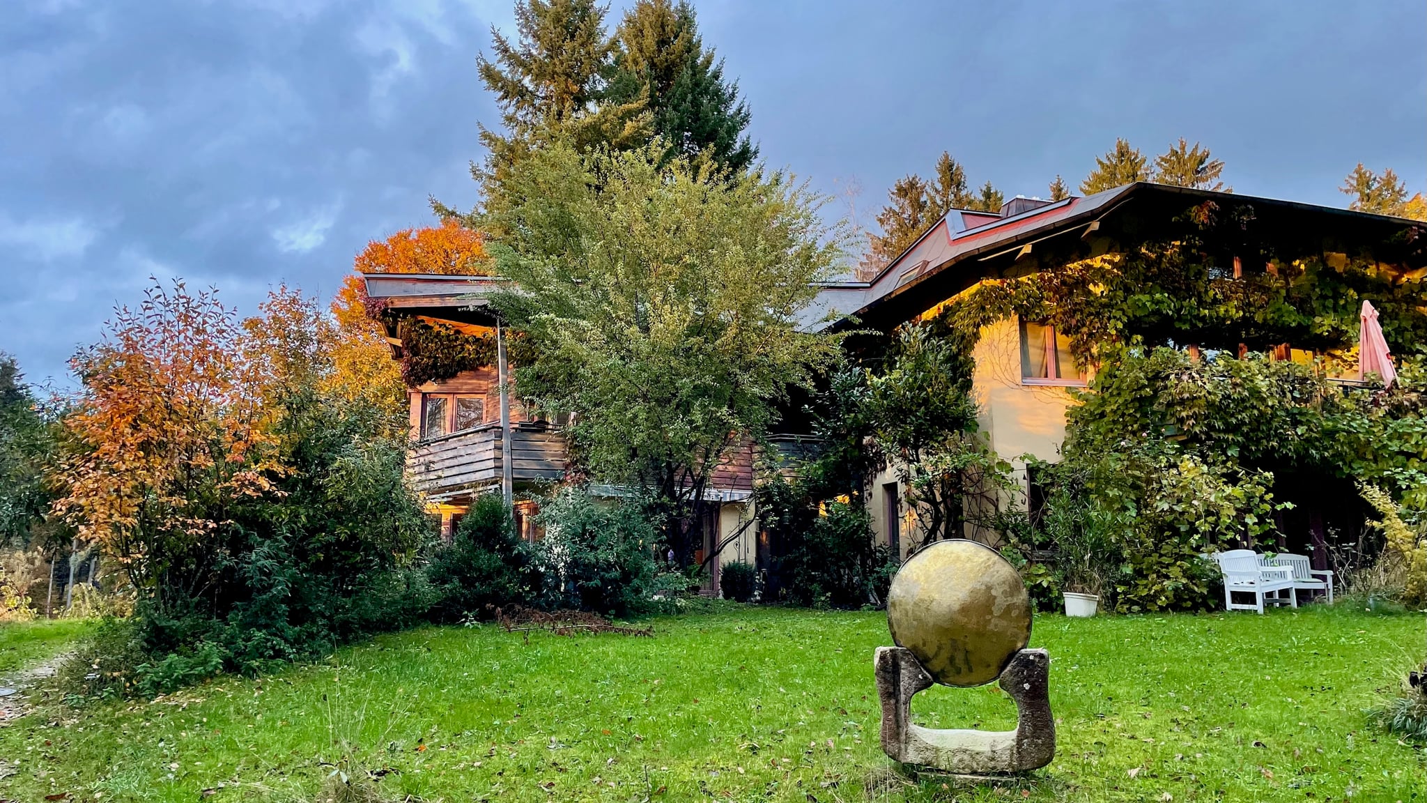 Außenansicht des Himmelreich Retreat Centers mit panoramischem Blick auf den Bodensee und die Alpen