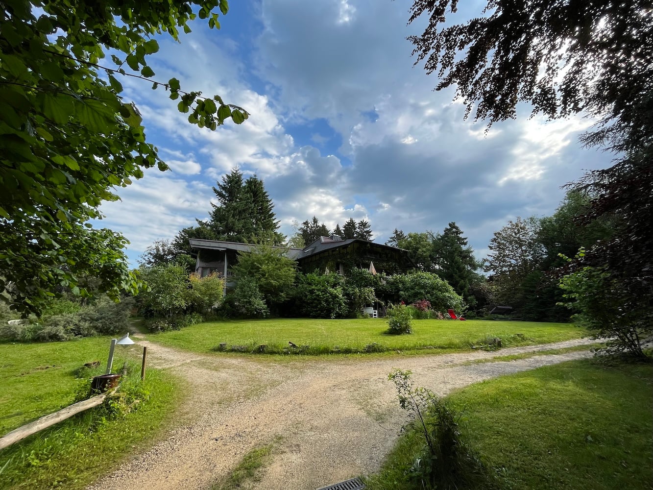Übersichtsbild des Himmelreich Seminarhauses mit seiner idyllischen Lage in Achberg, umgeben von Natur und Ruhe